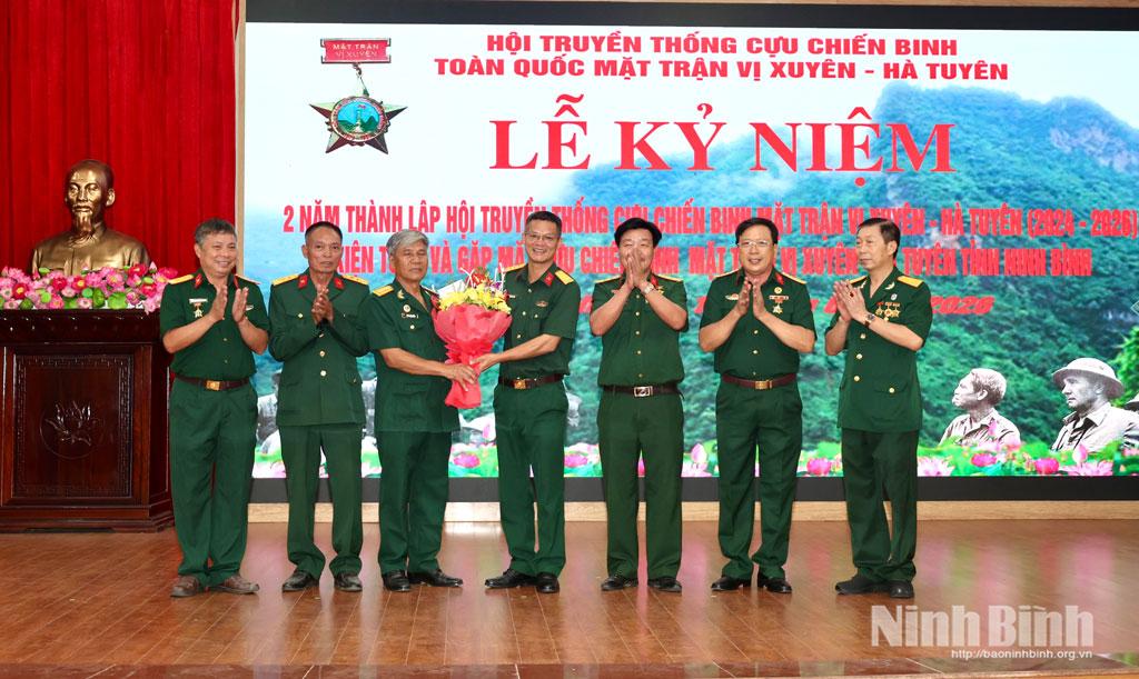 Lãnh đạo Ban Chỉ huy Phòng thủ khu vực 3 - Đông A tặng hoa chúc mừng Ban Liên lạc Hội Truyền thống cựu chiến binh Mặt trận Vị Xuyên - Hà Tuyên tỉnh Ninh Bình.