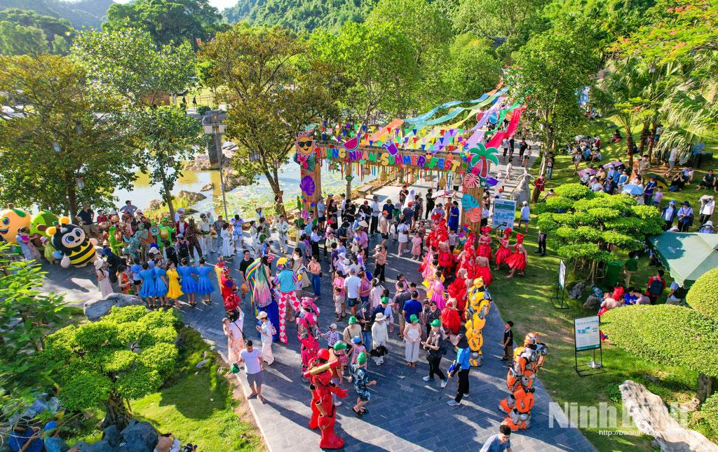 Không gian ngập tràn sắc màu của Thung Nham Summer Fest 2026, thu hút đông đảo du khách tham quan và chụp ảnh.
