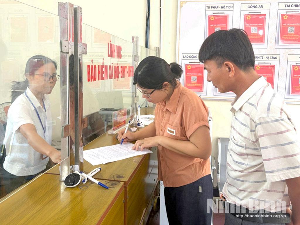 Người dân giải quyết thủ tục hành chính lĩnh vực BHXH, BHYT tại Trung tâm Phục vụ hành chính công xã Nam Trực.