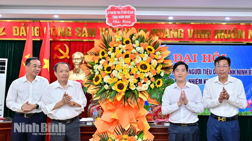 Lãnh đạo Ủy ban MTTQ Việt Nam tỉnh tặng hoa chúc mừng Đại hội.