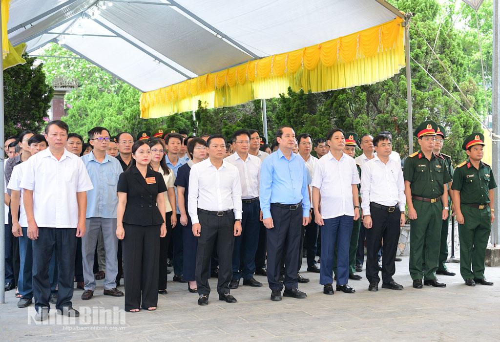 Đồng chí Mai Văn Tuất, Phó Bí thư Tỉnh ủy, Trưởng Đoàn đại biểu Quốc hội tỉnh và các đại biểu dâng hương, dâng hoa tại Nghĩa trang Liệt sĩ Yên Mô.