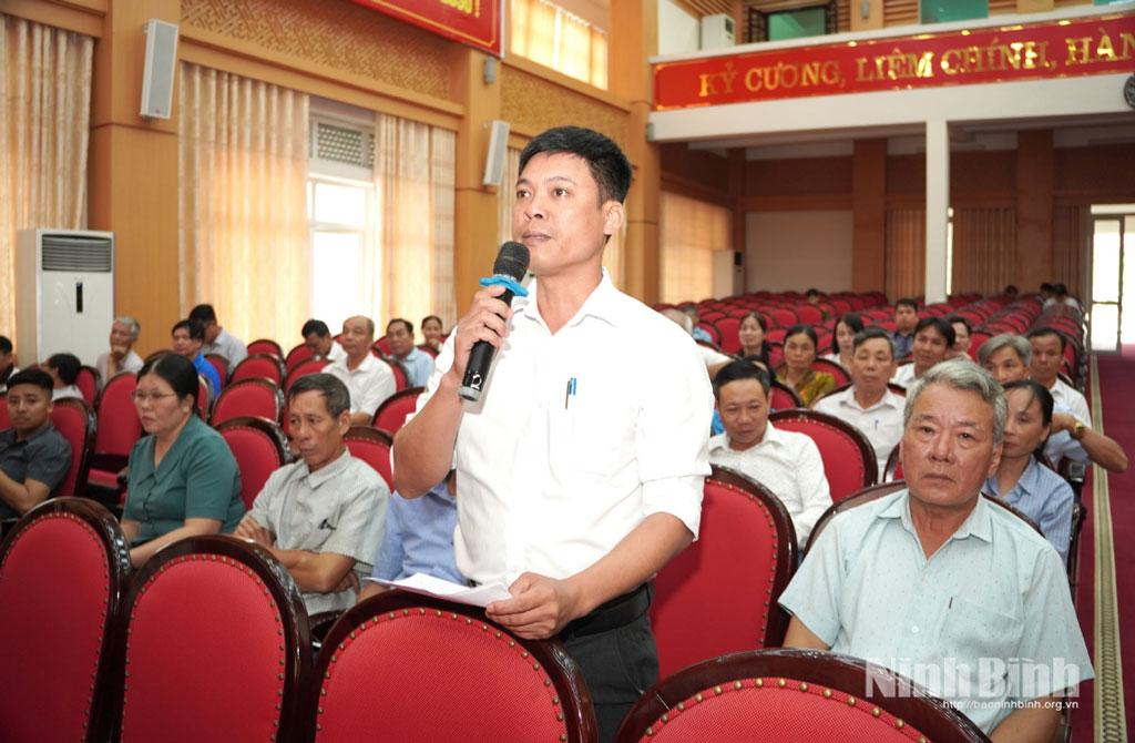 Đại diện cử tri nêu ý kiến, kiến nghị với đại biểu HĐND tỉnh tại điểm tiếp xúc cử tri ở phường Duy Tiên.