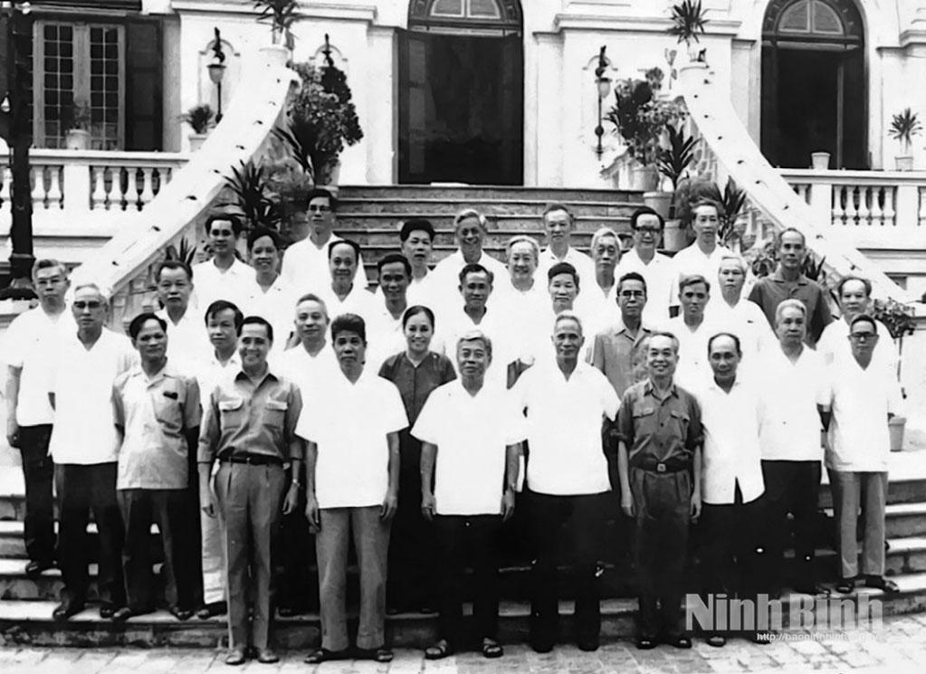 Chính phủ nước Cộng hòa xã hội chủ nghĩa Việt Nam nhiệm kỳ 1976 - 1980 (Đồng chí Đặng Việt Châu đứng thứ ba, hàng thứ tư từ phải sang).
