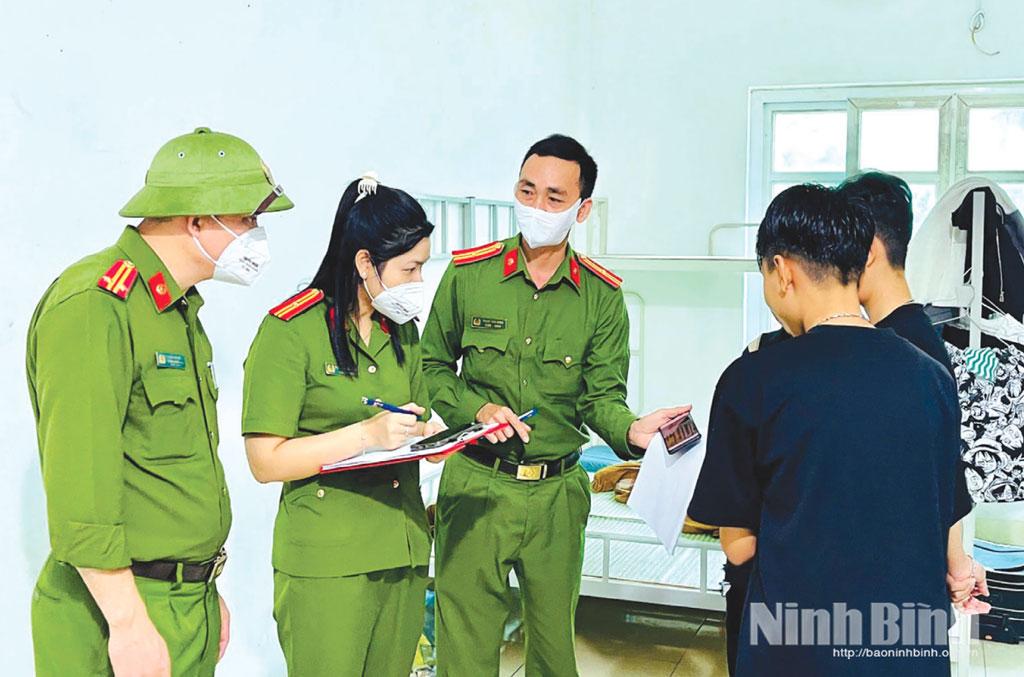 Công an phường Hà Nam tăng cường kiểm tra, quản lý cư trú trên địa bàn.