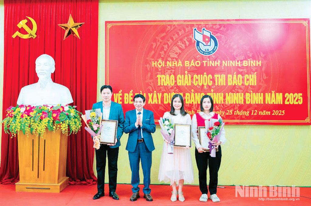 Đồng chí Trần Đức Long, Chủ tịch Hội Nhà báo tỉnh trao giải B cho các tác giả đoạt giải Cuộc thi báo chí viết về đề tài xây dựng Đảng tỉnh Ninh Bình năm 2025. Ảnh: Ngọc Linh