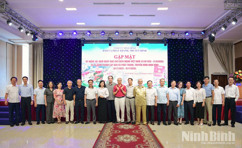 Các đại biểu dự lễ gặp mặt chụp ảnh lưu niệm.