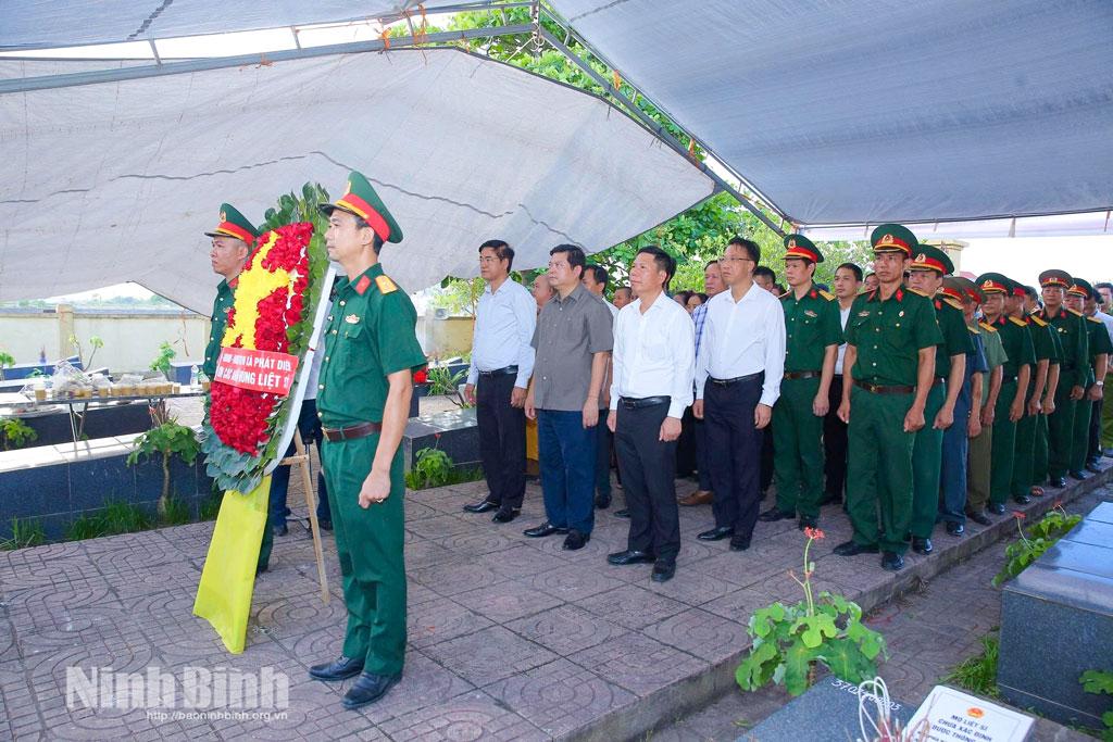 Các đại biểu xã Phát Diệm dâng hương tại Nghĩa trang liệt sĩ Yên Mật.