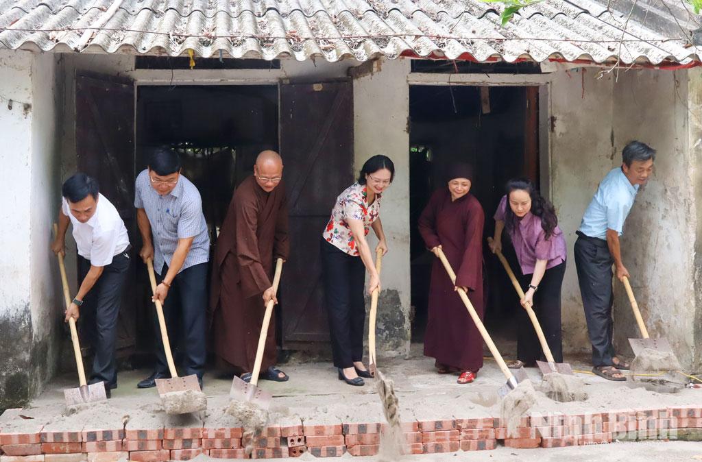 Đại diện lãnh đạo Ủy ban MTTQ Việt Nam tỉnh, Ban Trị sự Giáo hội Phật giáo tỉnh, lãnh đạo Đảng ủy, HĐND, UBND, Ủy ban MTTQ Việt Nam phường Mỹ Lộc khởi công xây dựng công trình.