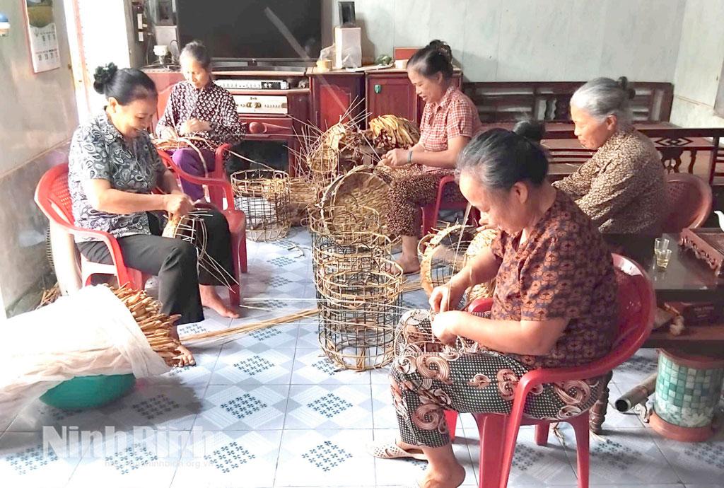 Nghề đan bèo tây xã Quang Hưng thu hút nhiều lao động lớn tuổi làm việc.