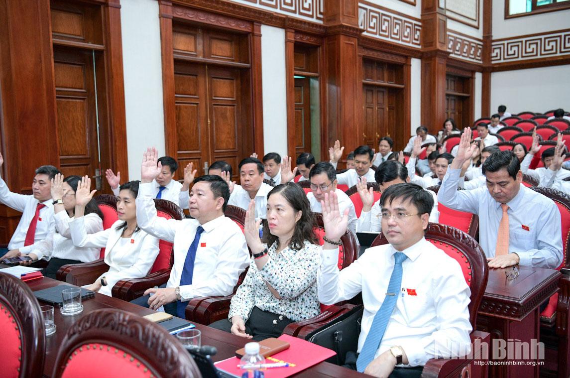 Các đại biểu HĐND tỉnh biểu quyết thông qua nghị quyết tại Kỳ họp thứ 2, HĐND tỉnh khóa XVI. Ảnh: Trường Giang