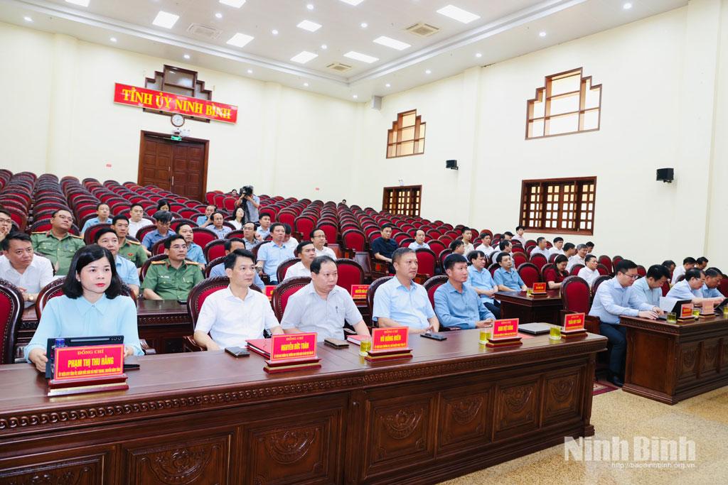 Các đại biểu dự hội nghị tại điểm cầu Ninh Bình.