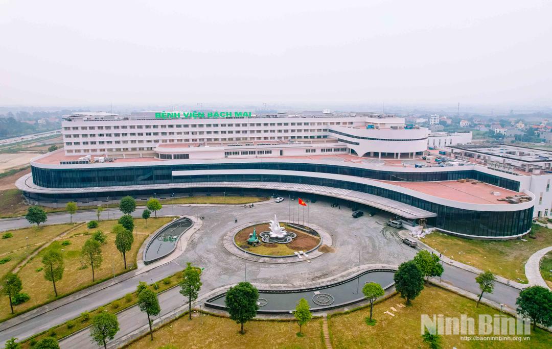Bệnh viện Bạch Mai cơ sở 2 đặt tại phường Liêm Tuyền được xây dựng trên khu đất gần 20 ha, quy hoạch gồm các khối nhà điều trị, khám bệnh, hành chính, kỹ thuật cùng hệ thống công trình phụ trợ đồng bộ.