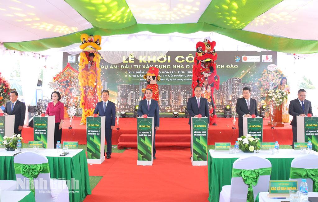 Các đại biểu thực hiện nghi thức bấm nút khởi công dự án.