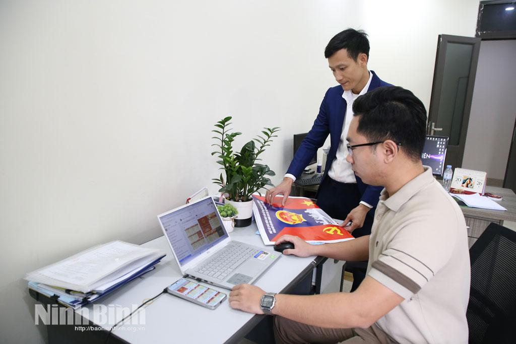 Cán bộ xã Gia Viễn thiết kế video tuyên truyền trên nền tảng số.