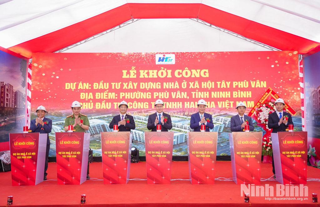 Các đại biểu thực hiện nghi thức khởi công dự án.