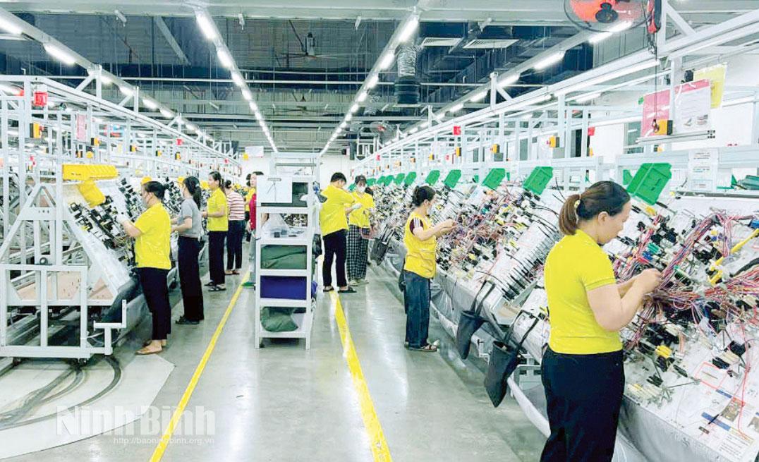 Sản xuất dây điện dùng cho ô tô tại Công ty TNHH Yura Harness (KCN Châu Sơn, phường Châu Sơn). Ảnh: Tiến Đoàn