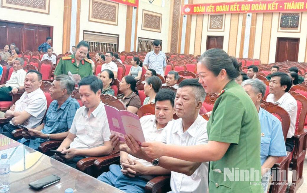 Công an phường Lý Thường Kiệt tuyên truyền pháp luật về ma tuý cho hội viên, đoàn viên trên địa bàn. Ảnh: Trần Ích