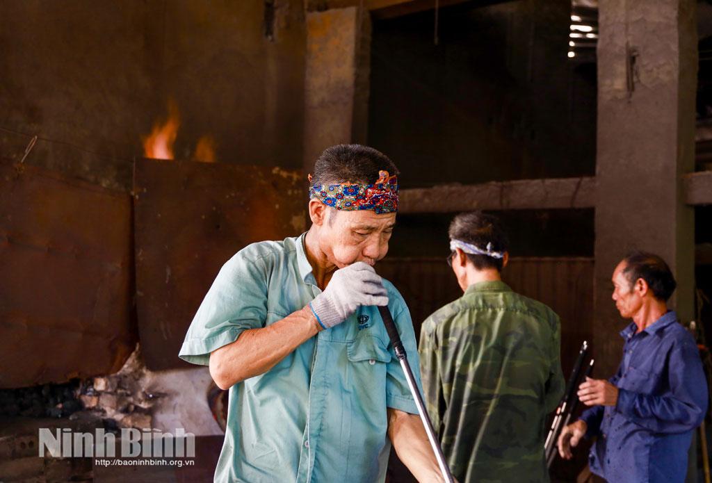 Một trong số ít người ở Xối Trì còn giữ nghề thổi thủy tinh truyền thống.