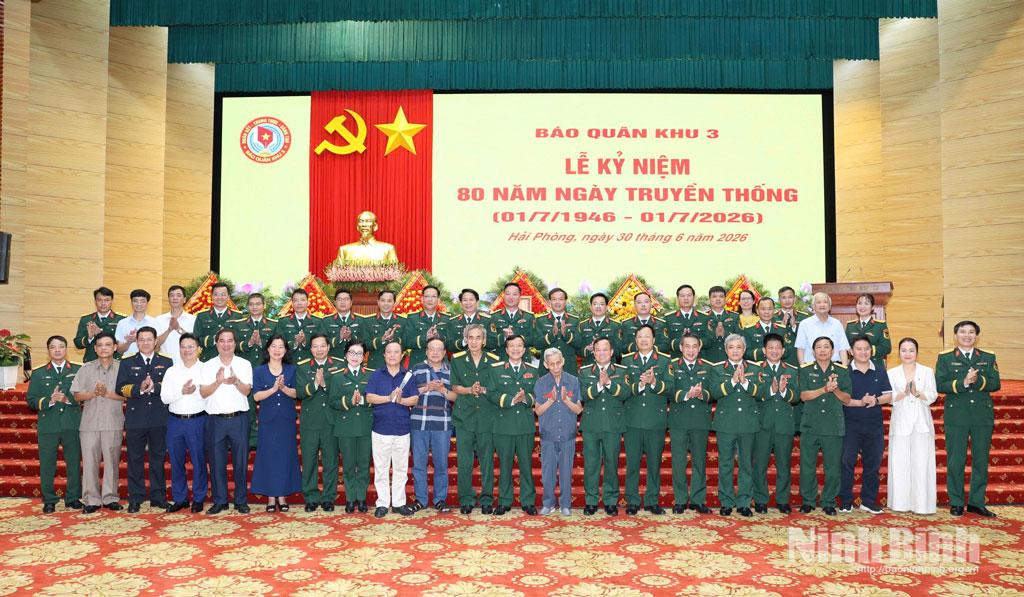Thủ trưởng Bộ Tư lệnh Quân khu 3 chụp ảnh cùng các đại biểu và các thế hệ cán bộ, phóng viên, biên tập viên, nhân viên Báo Quân khu 3 qua các thời kỳ.