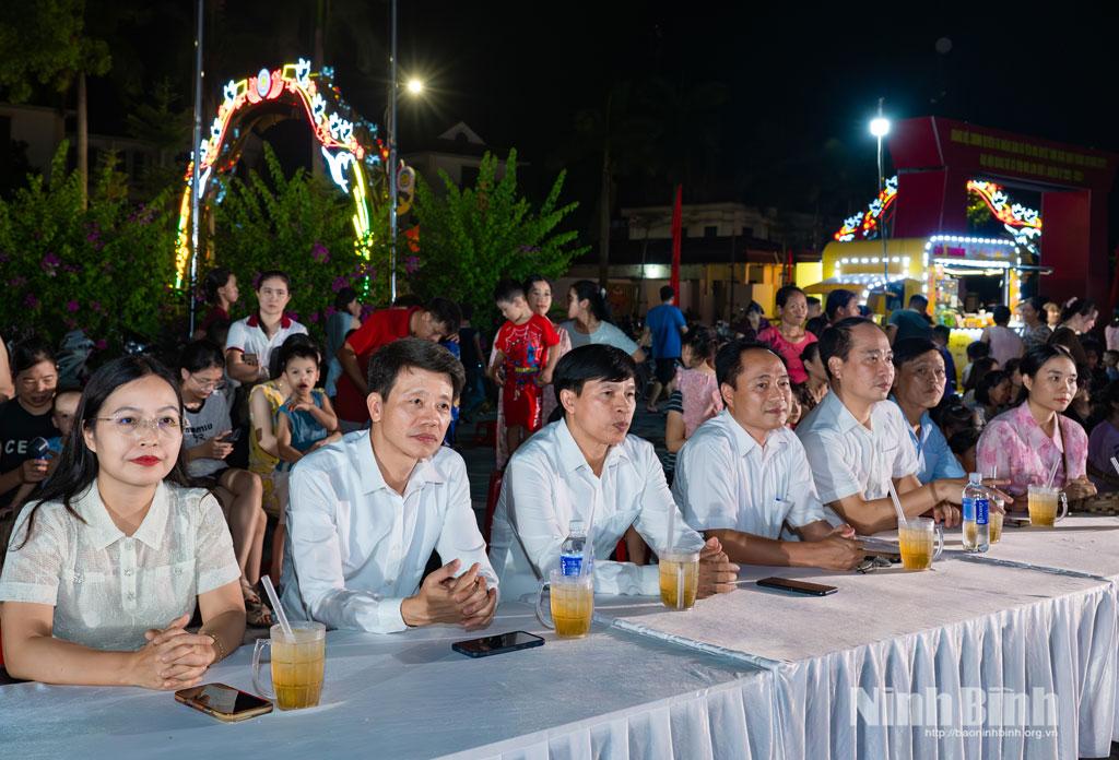 Các đại biểu dự đêm nhạc.