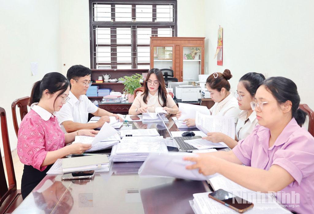 Cán bộ xã Cổ Lễ tổng hợp ý kiến nhân dân về dự thảo đề án sắp xếp, tổ chức lại thôn trên địa bàn.
