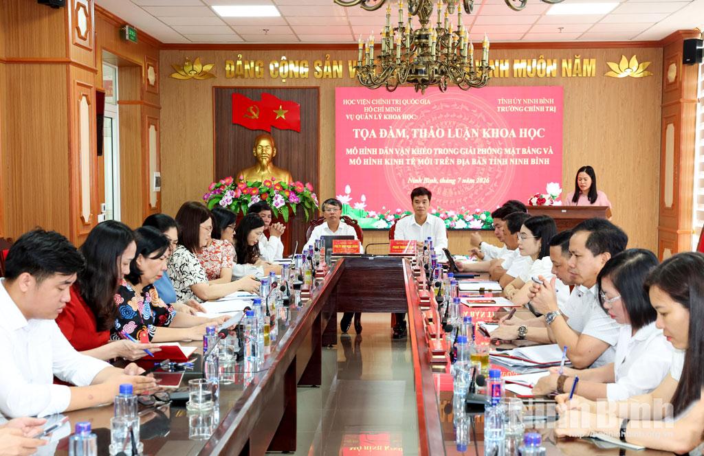 Quang cảnh buổi tọa đàm.