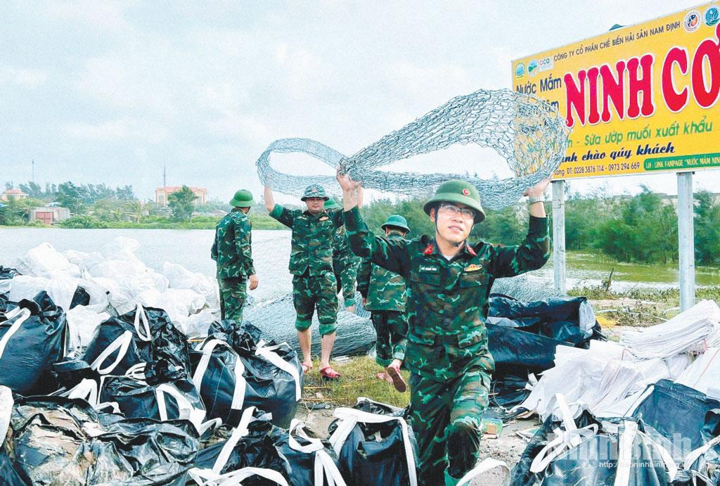 Cán bộ, chiến sĩ Bộ CHQS tỉnh tham gia xử lý sự cố sạt trượt đê biển Thịnh Long, xã Hải Thịnh năm 2025.
