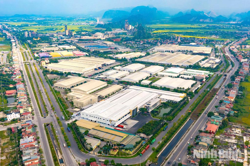 Ninh Bình từng bước hoàn thiện hạ tầng các KCN để thu hút các dự án lớn đầu tư.