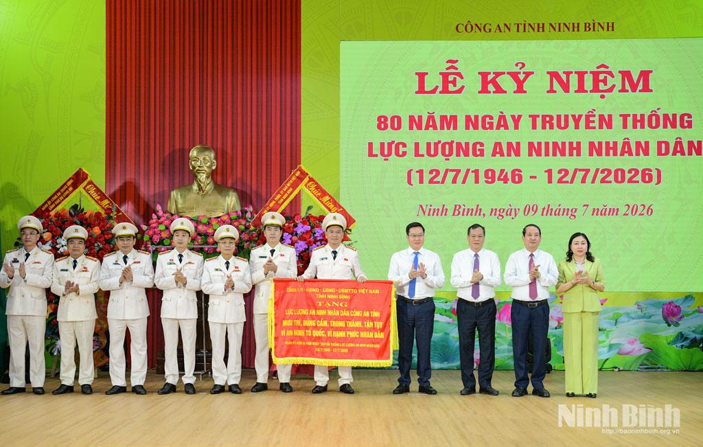 Các đồng chí Thường trực Tỉnh ủy tặng bức trướng có dòng chữ: "Lực lượng An ninh nhân dân Công an tỉnh mưu trí, dũng cảm, trung thành, tận tụy vì An ninh Tổ quốc, vì hạnh phúc Nhân dân".