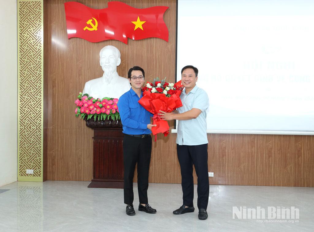 Đồng chí Hoàng Nguyên Dự, Ủy viên Ban Thường vụ Tỉnh ủy, Phó Bí thư Thường trực Đảng ủy các cơ quan Đảng tỉnh tặng hoa chúc mừng đồng chí Đỗ Ngọc Dương.