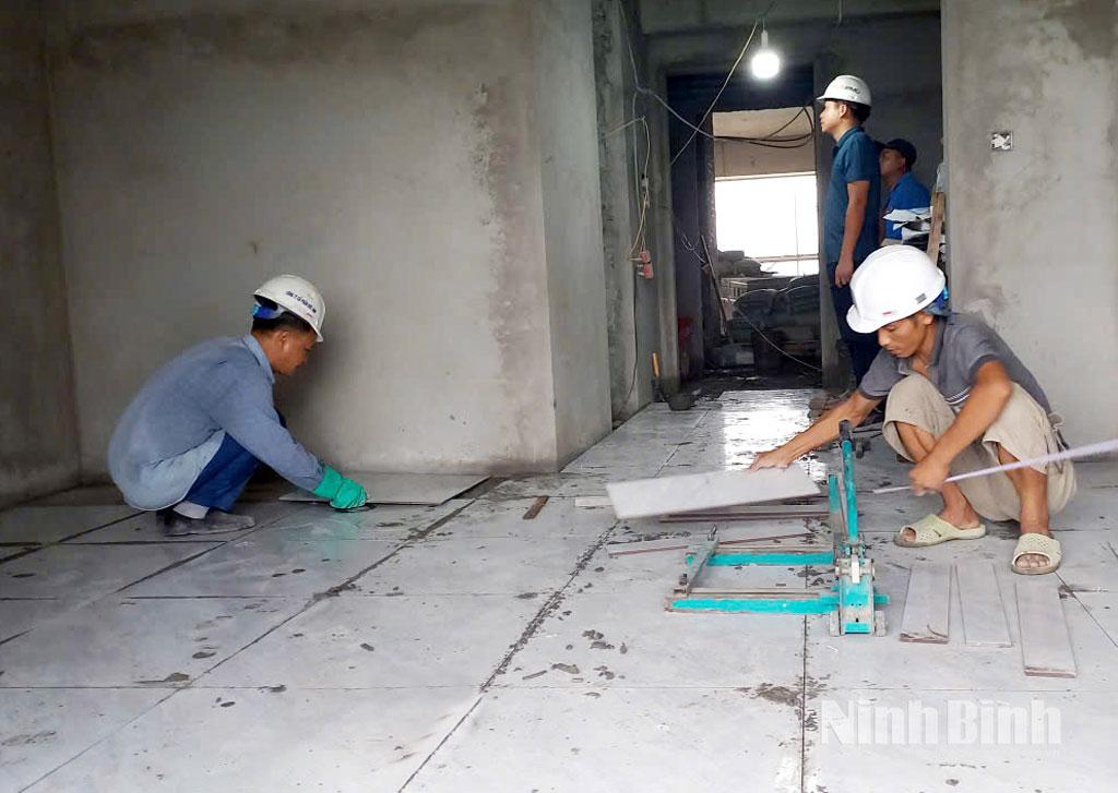 Đơn vị thi công đang khẩn trương hoàn thiện căn hộ nhà ở xã hội phục vụ nhu cầu an cư của cán bộ, nhân viên y tế Bệnh viện Bạch Mai.