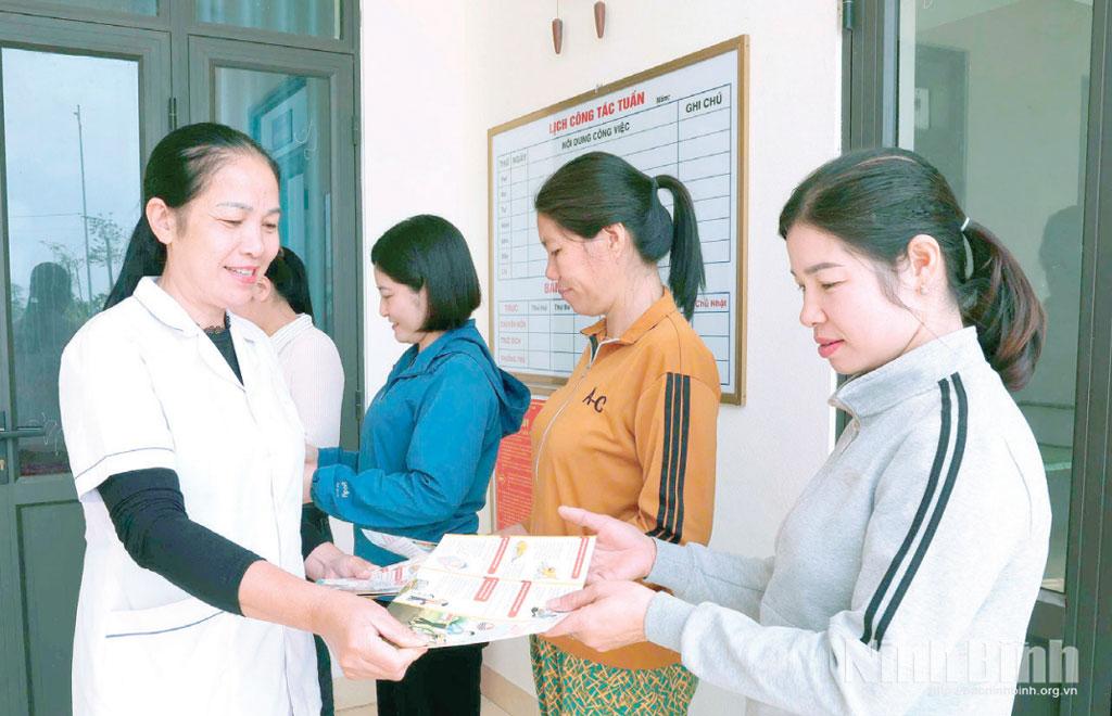 Cán bộ Trạm Y tế xã Bình Minh tuyên truyền về chăm sóc sức khoẻ sinh sản/KHHGĐ đối với hội viên phụ nữ xã. Ảnh: Minh Quang