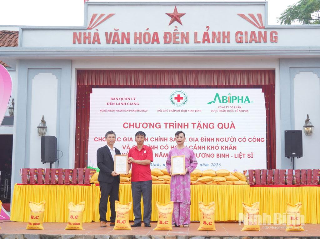 Lãnh đạo Hội Chữ thập đỏ tỉnh trao Bằng ghi nhận Tấm lòng vàng nhân đạo cho Nghệ nhân Nhân dân Phạm Hải Hậu và đại diện Công ty Cổ phần Dược phẩm Công nghệ cao ABIPHA, Công ty Cổ phần Dược phẩm Quốc tế ABIPHA.