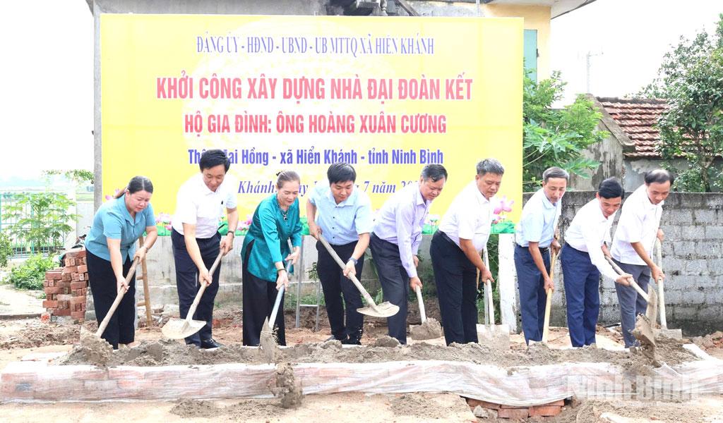 Lãnh đạo xã Hiển Khánh thực hiện nghi lễ khởi công xây dựng nhà Đại đoàn kết cho gia đình ông Hoàng Xuân Cương là hộ có hoàn cảnh đặc biệt khó khăn tại thôn Mai Hồng.