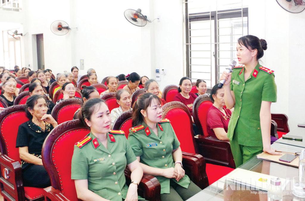 Ban Phụ nữ Công an tỉnh tuyên truyền phòng, chống ma túy cho người dân phường Tây Hoa Lư.