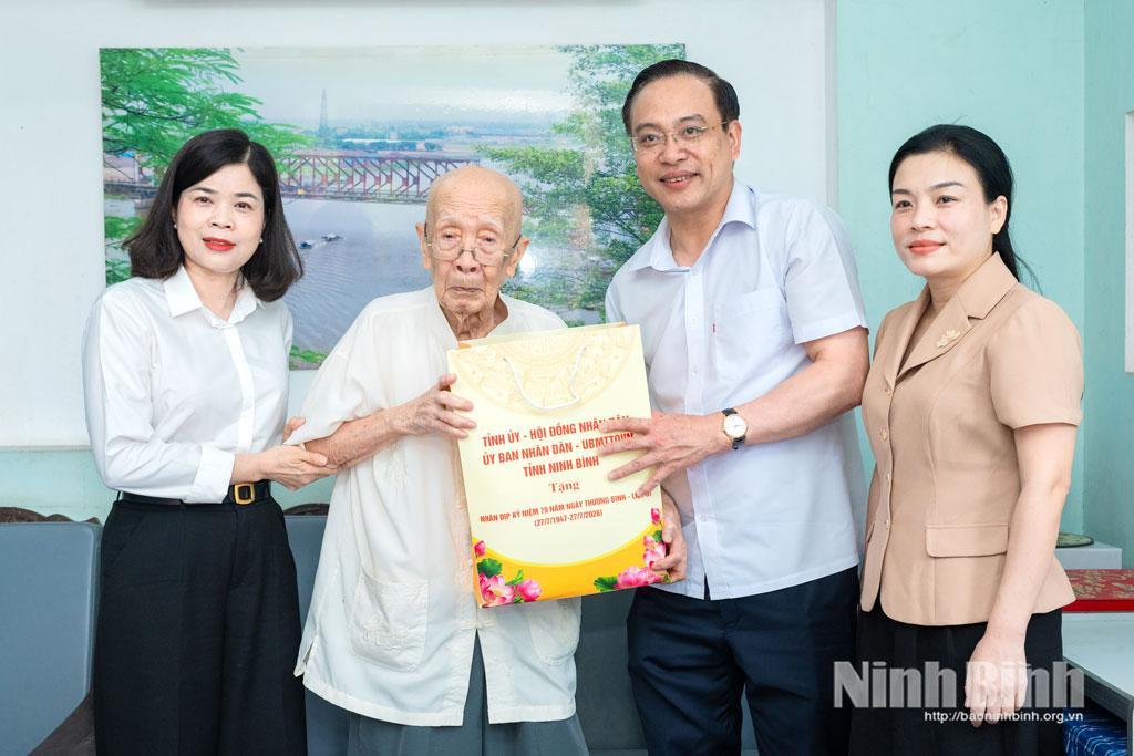 Đồng chí Đặng Thanh Sơn, Ủy viên Ban Thường vụ Tỉnh ủy, Phó Chủ tịch UBND tỉnh và Đoàn công tác thăm, tặng quà cho bệnh binh Lê Xuân Thể, ở phố Hành Cung, phường Nam Hoa Lư. Ảnh: Ngọc Linh