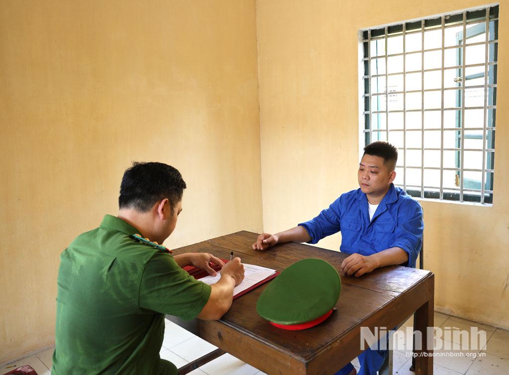Phòng Cảnh sát hình sự Công an tỉnh Ninh Bình lấy lời khai đối tượng Lê Tuấn Minh.