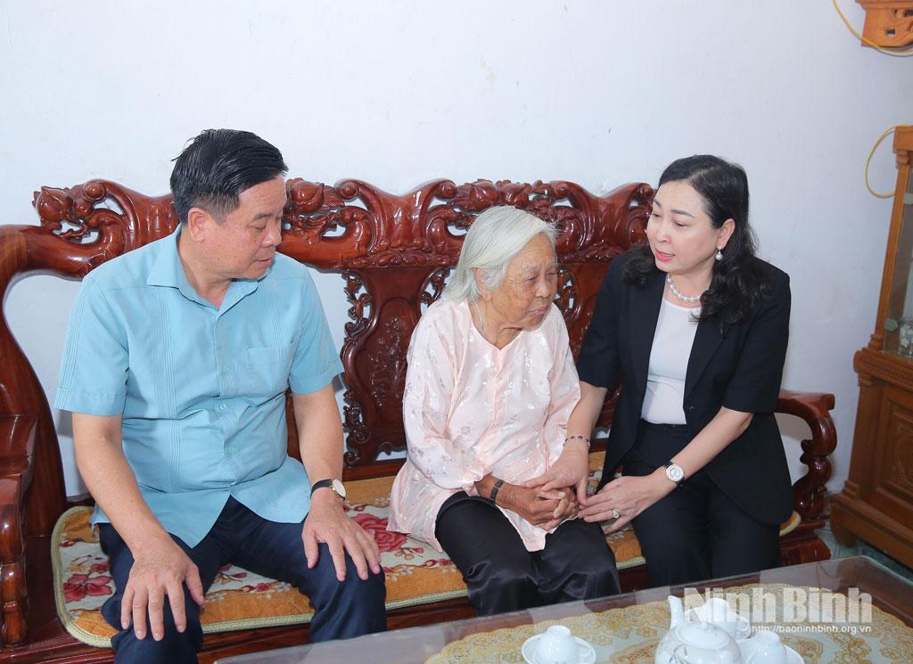 Đồng chí Đinh Thị Lụa, Phó Bí thư Tỉnh ủy, Chủ tịch Ủy ban MTTQ Việt Nam tỉnh thăm, động viên bà Trần Thị Dần là mẹ của liệt sĩ Vũ Văn Tân, ở thôn Yên Khê, xã Yên Khánh.