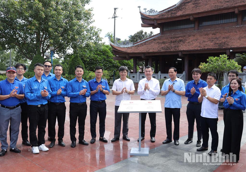 Các đại biểu và đoàn viên, thanh niên khánh thành công trình thanh niên “Số hóa thông tin di tích lịch sử, văn hóa” tại Khu di tích lịch sử quốc gia “Chủ tịch Hồ Chí Minh nói chuyện với cán bộ và nhân dân Hà Nam chống hạn”.