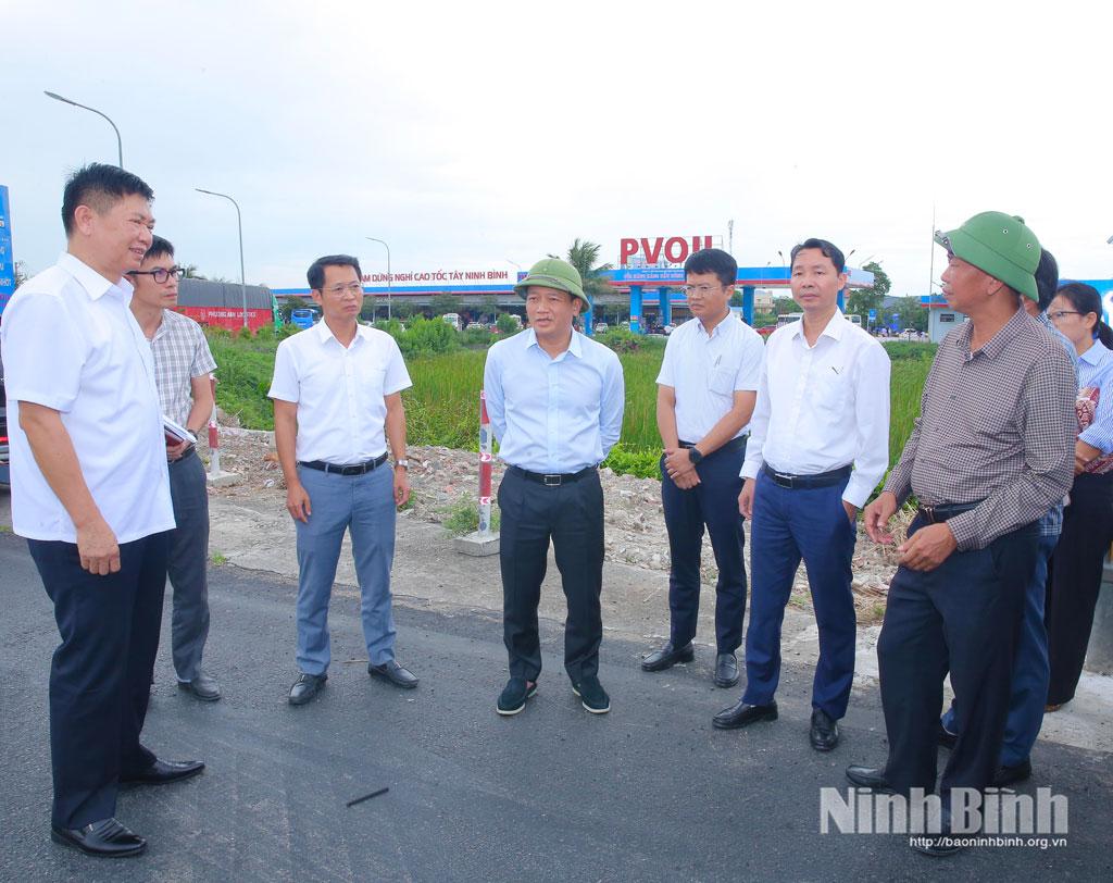 Đồng chí Nguyễn Cao Sơn, Tỉnh ủy viên, Phó Chủ tịch UBND tỉnh cùng Đoàn kiểm tra tại vị trí trạm dừng nghỉ cao tốc Tây Ninh Bình (Km269+500).