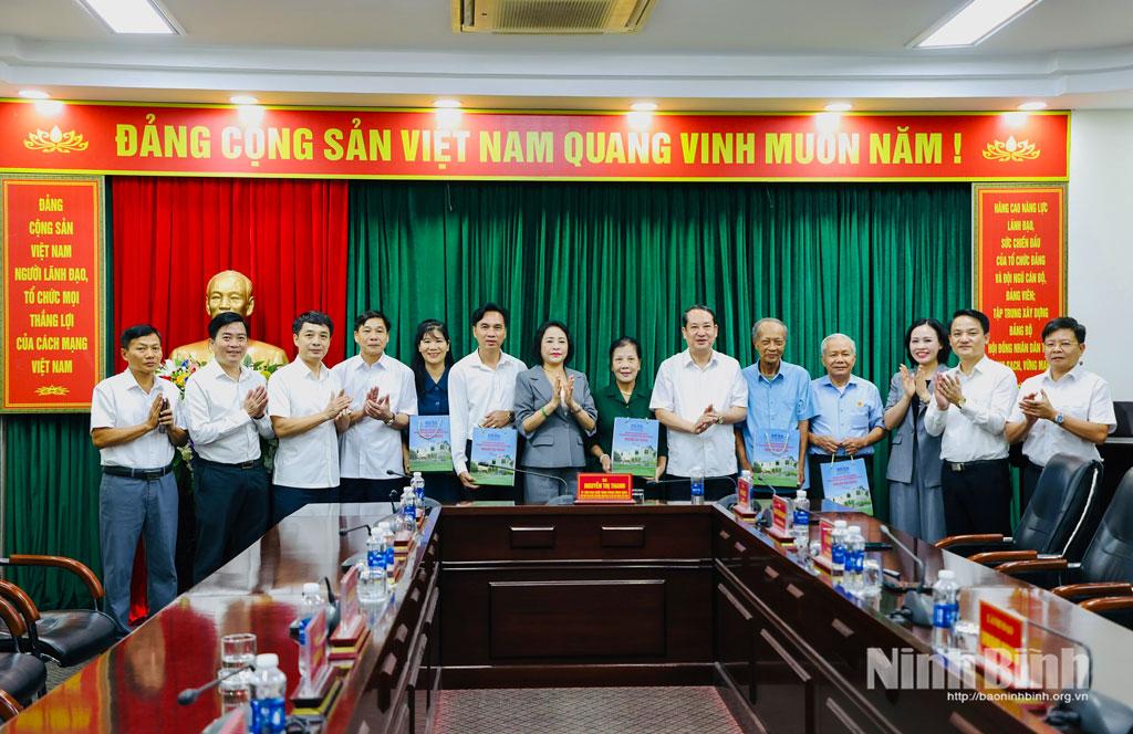 Đồng chí Nguyễn Thị Thanh, Ủy viên Trung ương Đảng, Phó Chủ tịch Quốc hội và đồng chí Mai Văn Tuất, Phó Bí thư Tỉnh ủy, Trưởng Đoàn đại biểu Quốc hội tỉnh cùng lãnh đạo tỉnh trao gửi, tặng quà tới các gia đình chính sách và người có công trên địa bàn.