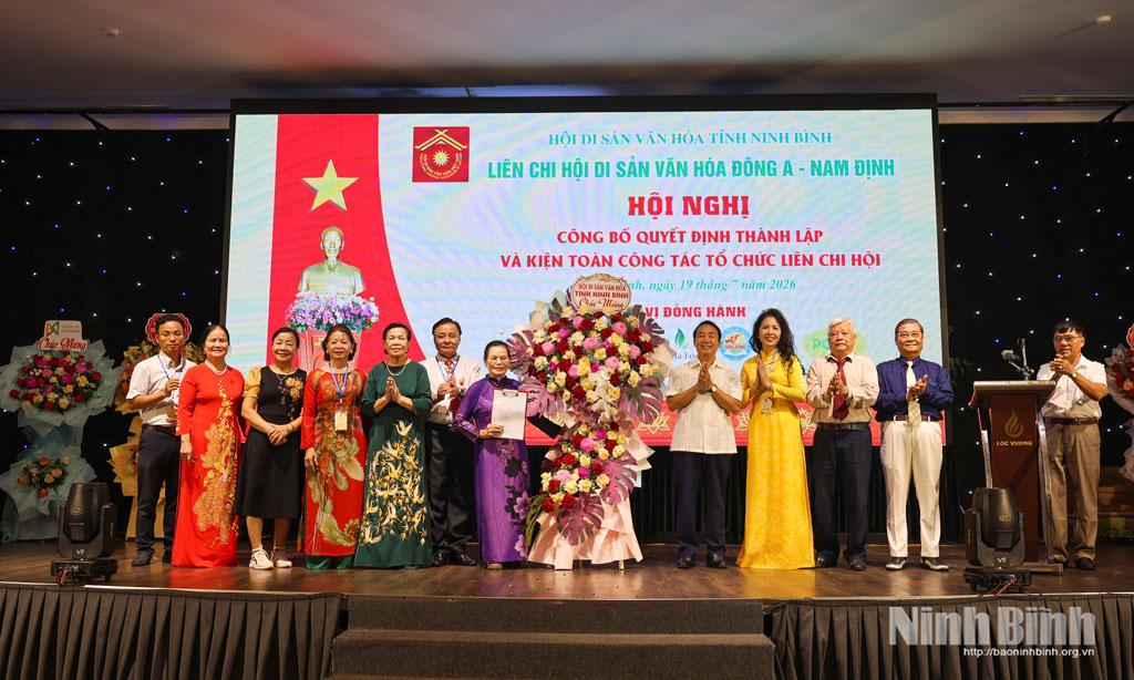 Ông Nguyễn Đức Long, Chủ tịch Hội Di sản văn hóa tỉnh Ninh Bình trao Quyết định thành lập và tặng hoa chúc mừng Liên Chi hội Di sản văn hóa Đông A - Nam Định.