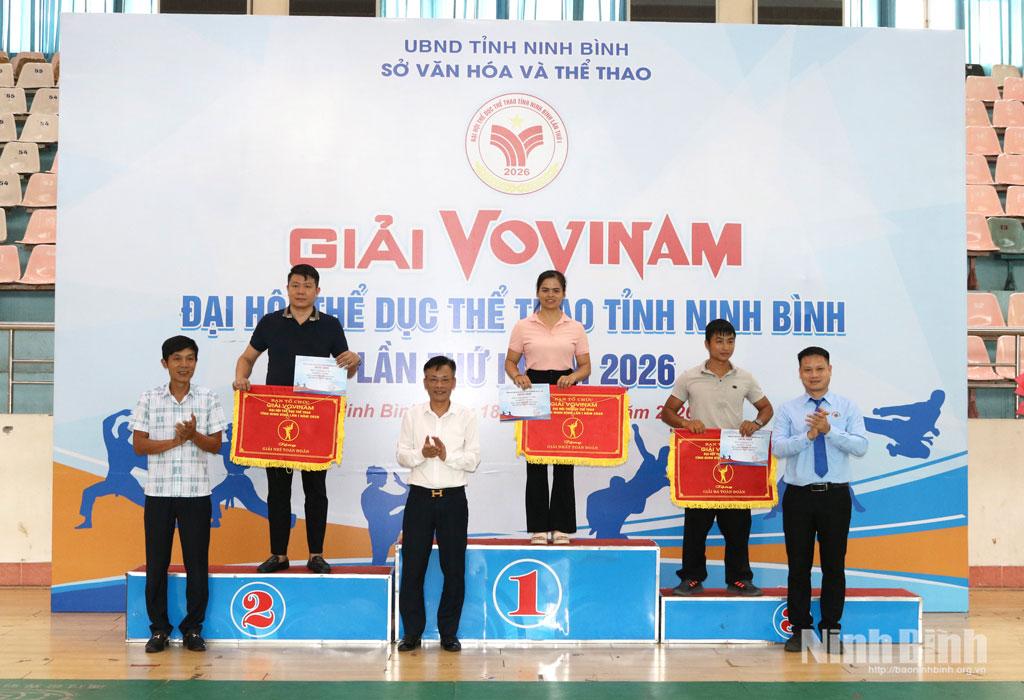 Ban tổ chức giải trao cờ Nhất, Nhì, Ba toàn cho các đơn vị đạt thành tích xuất sắc.