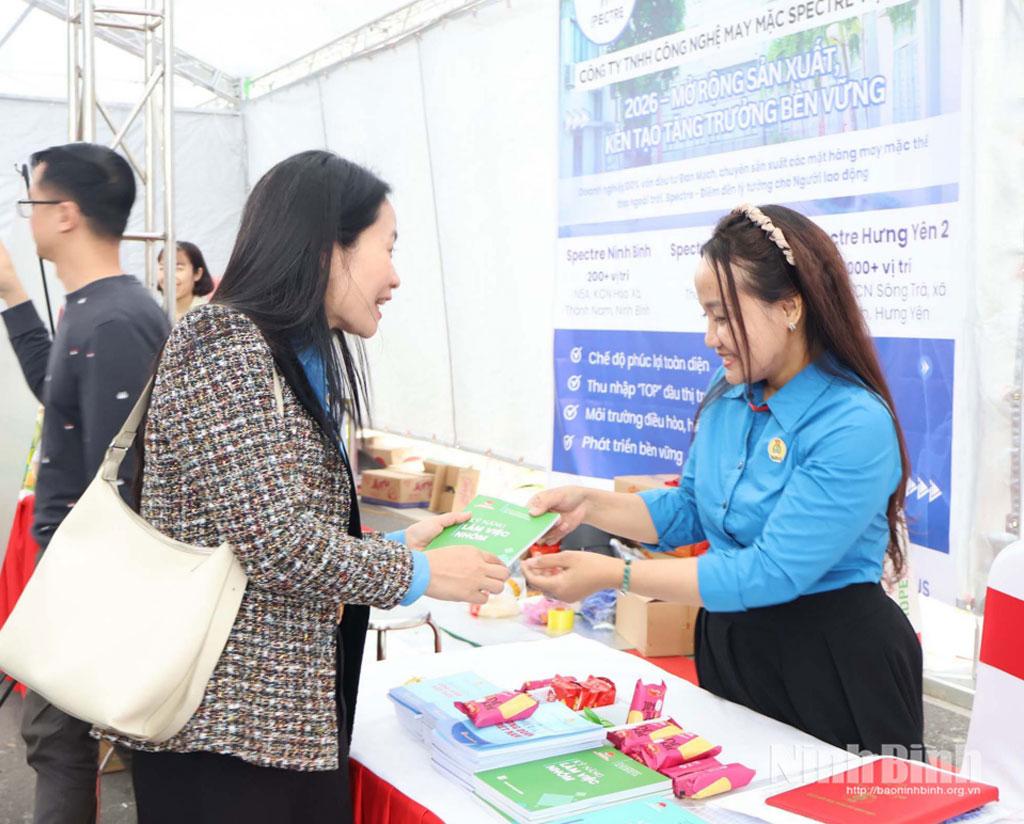 Tuyên truyền kỹ năng làm việc nhóm áp dụng khoa học, công nghệ tại chương trình Chợ Tết Công đoàn tổ chức tại Khu Công nghiệp Bảo Minh năm 2026.