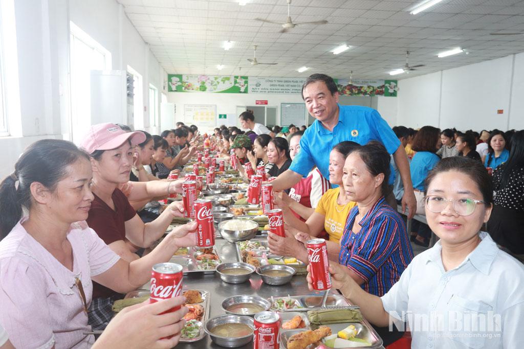 Lãnh đạo Liên đoàn Lao động tham gia chương trình “Bữa cơm Công đoàn”.