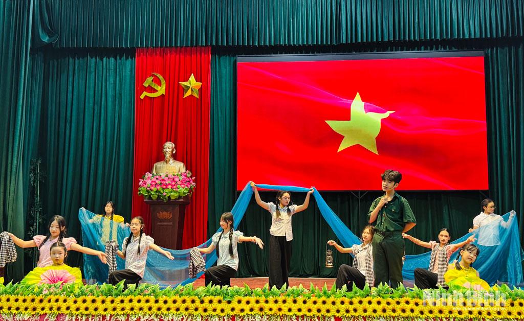 Tiết mục giao lưu văn nghệ tại chương trình.