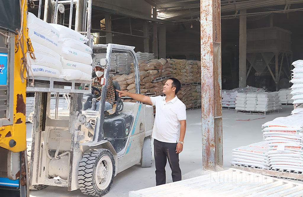 Cơ sở sản xuất của gia đình đồng chí Long được đầu tư dây chuyền khép kín, giúp cho hoạt động sản xuất kinh doanh ngày càng phát triển.