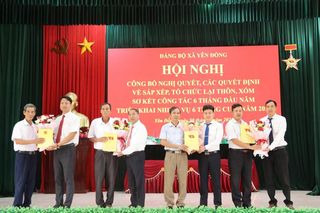 Bộ khung cán bộ cốt cán tại các thôn mới của xã Yên Đồng ra mắt nhận nhiệm vụ, sẵn sàng gánh vác trọng trách trong giai đoạn mới.
