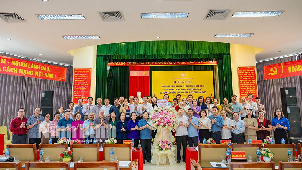 Đại diện lãnh đạo Trung ương Hội Khuyến học Việt Nam và các sở, ban, ngành tặng hoa chúc mừng hội nghị.