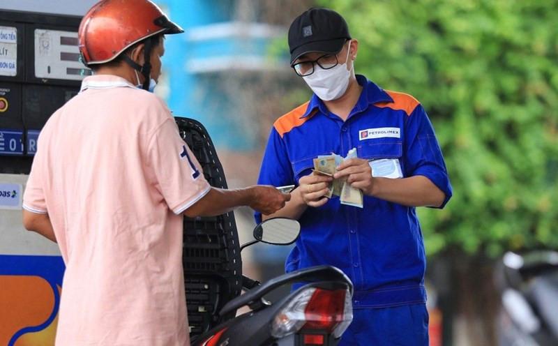 Giá xăng, dầu đồng loạt giảm từ 15h chiều nay. Ảnh: Laodong online